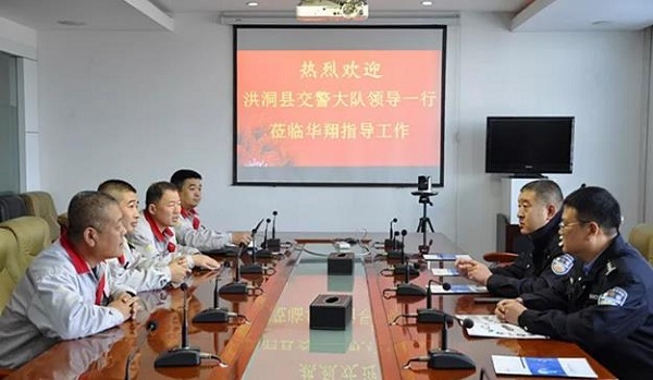 公安交警深刻抖圈人生就是博集团调研企业员工安全头盔佩带治理经验