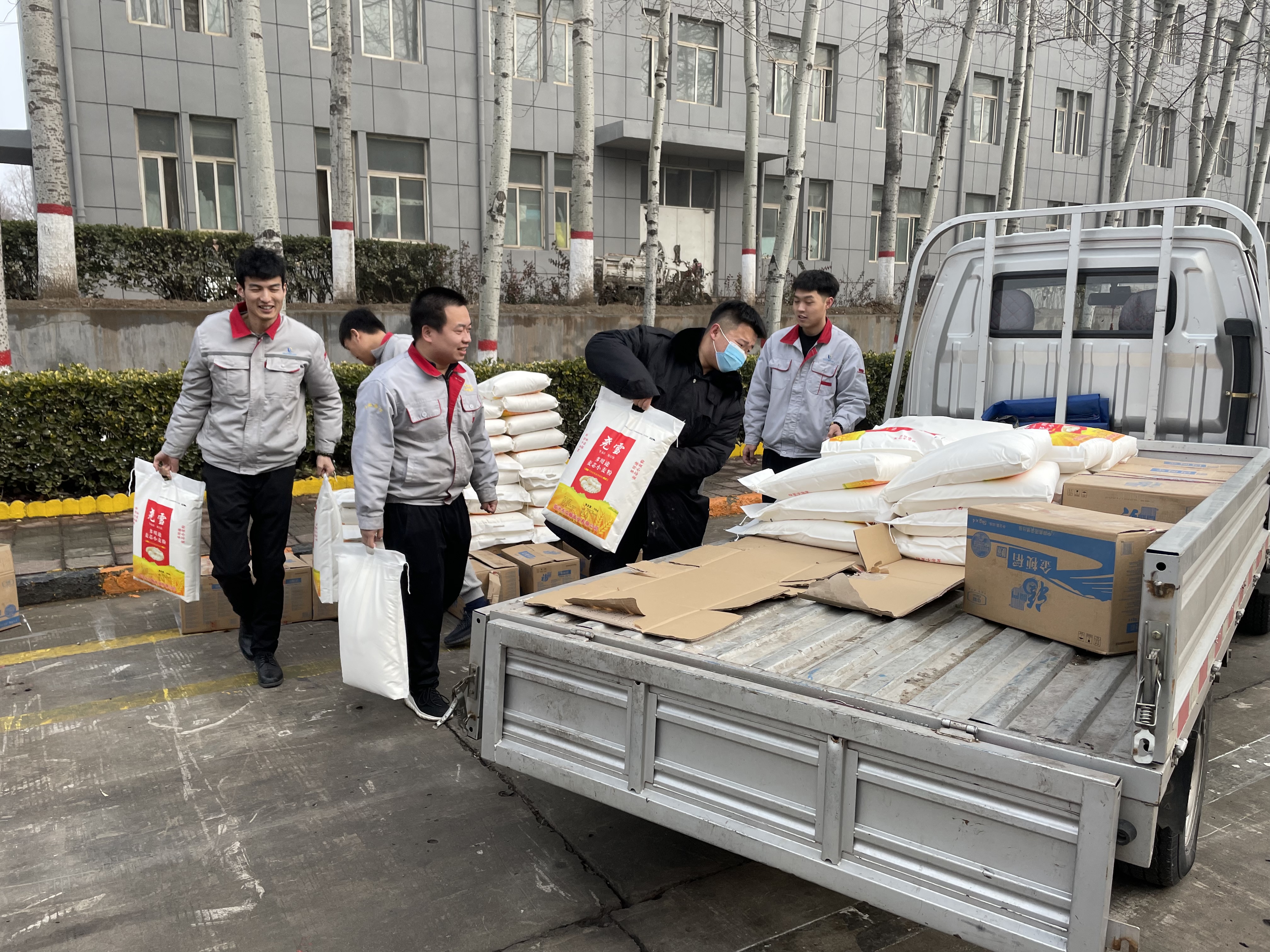 心系员工、温暖新春——集团为整个职工发放春节福利