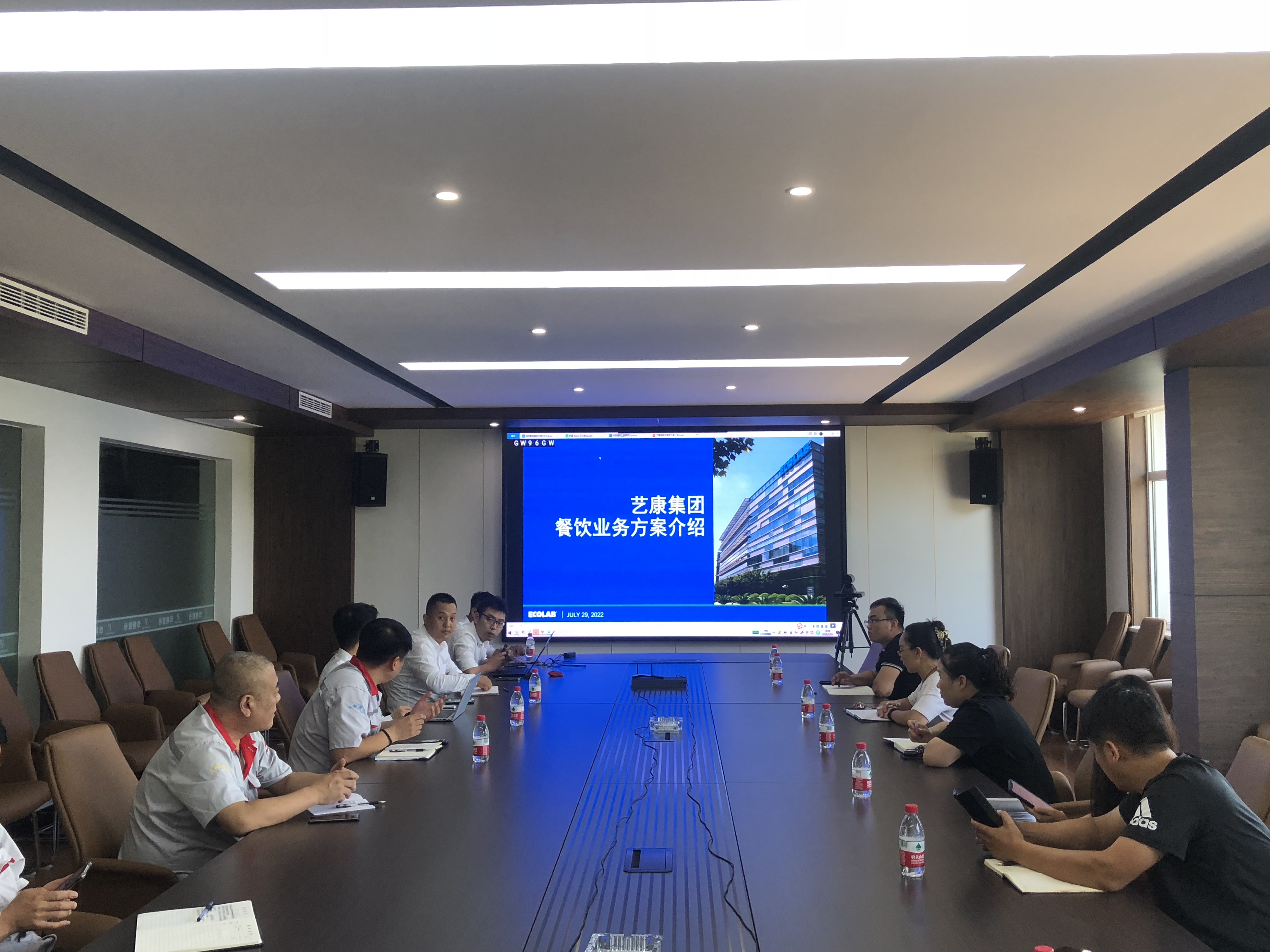 抖圈人生就是博携手艺康集团，，，，，确保员工“舌尖上的安全”