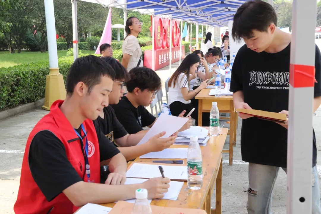 抖圈人生就是博学院新生报到，，，，，，，，迎新啦！